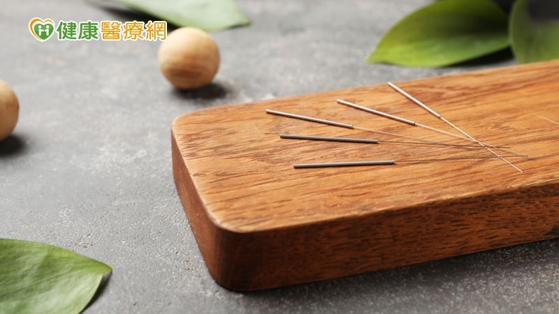 中醫臨床診治嗅覺障礙主要有兩個方法，首先是能夠藉由針灸直接刺激鼻腔周圍的血液循環與神經傳導，透過針刺頭面部的「迎香穴、攢竹穴、印堂穴、風池穴」，來活化鼻腔周圍的機能，也能幫助腦血流的循環。