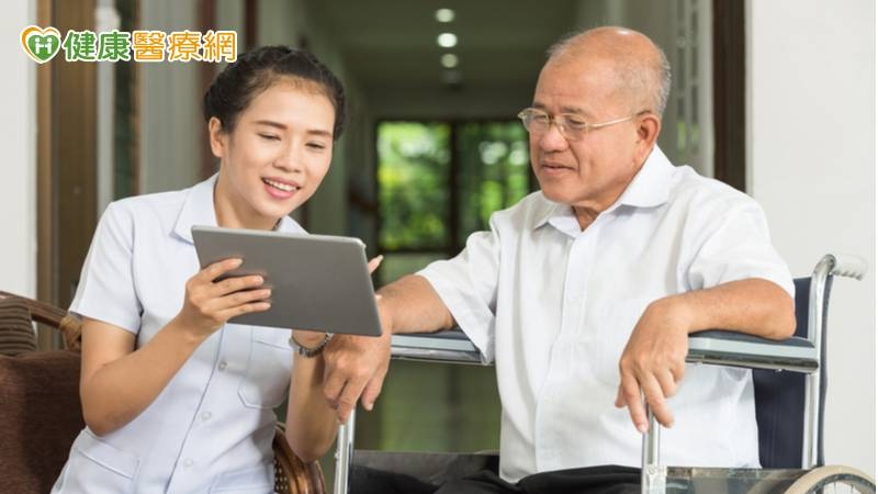 安南醫院身心科專門設置提供協助物資、生活補助及銜接社福資源的社工室與癌症資源中心，共同跨科別整合照護，而門診醫師、護理師與個管師也會持續追蹤患者病況，適時給予關懷及指引。