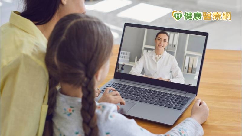 亞東醫院一般外科專科醫師長期駐診在連江縣立醫院，協助解決離島外傷等問題，並因應在地需求提供皮膚科遠距會診，每週訂有固定時段、固定醫師，透過遠距皮膚鏡檢查與病人定期回診解決皮膚病況。