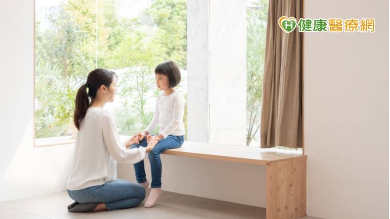 董氏基金會心理衛生中心教育推廣副主任戴怡君表示，許多父母面對孩子遭遇壓力與情緒低落時，會著重於擔憂怎麼回應才能幫上孩子，其實最好的回應就是「專心聆聽」、不需急著給建議。