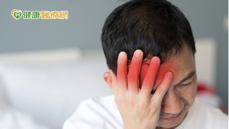 吳雅純表示，以腦炎、脊髓炎等較嚴重的併發症來說，大多會在感染新冠病毒後的一週內出現，其餘併發症，也大多會在感染病毒後的兩週內出現；至於腦霧、頭痛、頭暈等後遺症，則可能持續數月之久。