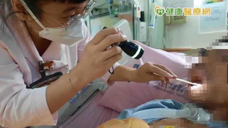 嘉榮護理部主任彭素貞表示，癌症住院患者在接受化學藥物治療或放射治療時，會有口腔潰瘍、疼痛、感染等副作用，而其口腔及周圍組織發炎的副作用，發生率約40％。故及早減少及預防癌友因化療造成口腔黏膜炎，對癌友的治療生活品質，是相當重要的事。