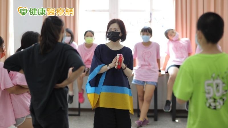 浸淫藝術圈多年，擁有豐厚的國際策展經歷的台灣待用課程協會共同創辦人陳欣婷（中）。註：照片為示意圖，非精障者病友。