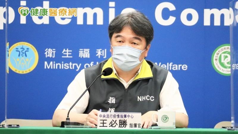 指揮中心指出，今日新增41例本土病例死亡個案，為24例男性、17例女性，年齡介於20多歲至90多歲以上，皆屬重度感染、38例具慢性病史、24例未接種3劑以上COVID-19疫苗。