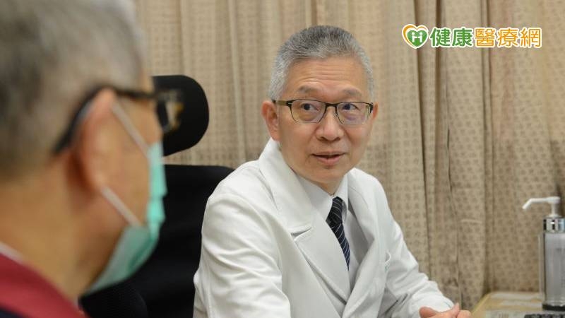 聽覺是與人互動的重要能力，當長者因聽力退化逐漸無法順利與人溝通時，除了會產生落寞、封閉的老人憂鬱症狀外，因大腦神經用進廢退的特性，若是平日接收不到刺激，主管聽力及記憶認知的顳葉部位就容易萎縮退化，伴隨而來的就可能是失智症。