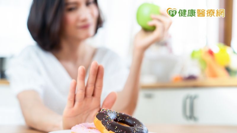 有規律地將居家血糖檢測結果紀錄下來，在每次回診時提供醫師參考，可以讓醫師更了解血糖波動情形，有助於治療策略的討論與改善