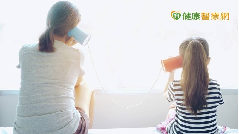 父母對於孩子的成長感到欣慰的同時，卻也容易對於孩子在成長過程中慢慢長出的「獨立自我」而感到困擾及憤怒，甚至會將孩子表達的言語或想法視為是一種反抗或是挑戰的行為。