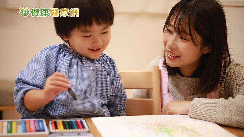 蒙特梭利的核心理念是「觀察孩子」「了解孩子」「跟隨孩子」。 簡單來說，跟隨孩子的意思是，孩子會讓妳知道他需要做的事、需要發展的面向以及需要挑戰的領域有哪些，透過成人的觀察但不介入，才得以展現。