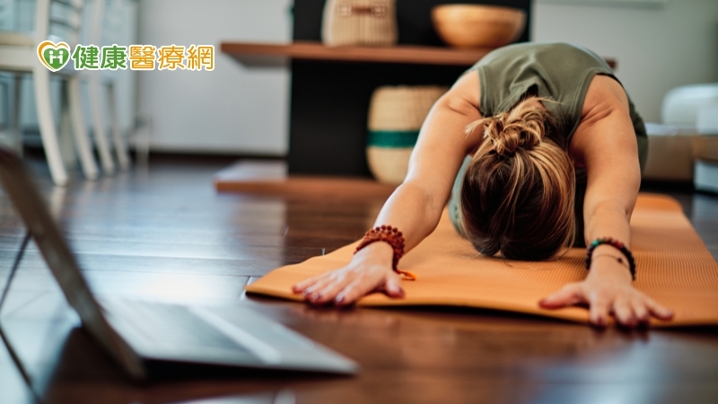 研究證明瑜珈可有效控制經期所帶來的不適症狀，既然如此，與其一直吃止痛藥或是經期間都足不出戶，你也可以選擇用瑜珈改善疼痛。