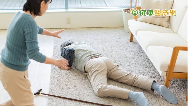 吳琦淵物理治療師表示，持之以恆的運動不僅可以達到強身健體作用，亦可減少跌倒風險與改善慢性疾病。家中有老人的照顧者，也應多鼓勵長者運動，而非過度保護而造成身體功能退化。