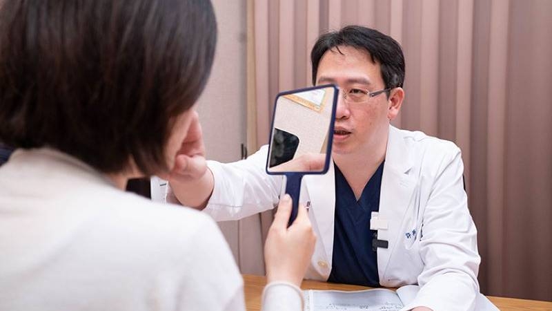 許英哲醫師隆鼻諮詢中