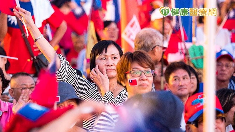 雖民眾多已培養出自我防疫的良好習慣，但隨著台灣大選日期越來越近、越來越多相關活動如造勢、掃街等皆蓄勢待發。北市聯醫中興院區姜冠宇醫師提醒，此類活動多有大量高齡者參與，且其中不乏握手等近距離接觸行為，民眾切記注意群聚風險。