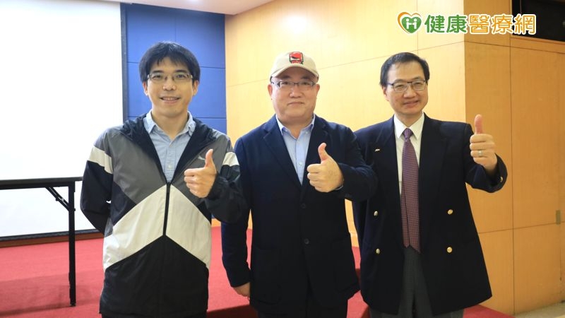 右. 臺大醫院 血液腫瘤科姚明醫師，(中)台灣髓緣之友協會柳學治理事長，左.臺大醫院 血液腫瘤科林建嶔醫師 ，共同呼籲慢性骨髓性白血病已有最新治療，遵循醫囑定期回診