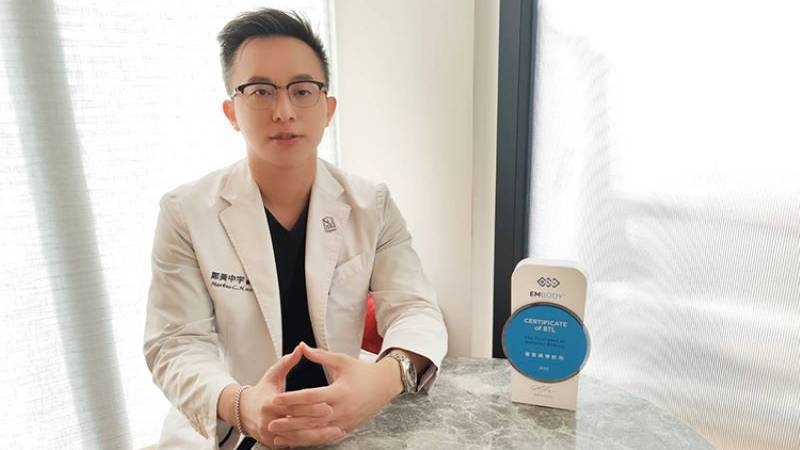鄭黃中宇醫師指出，消費者在選擇體雕療程時，可先查詢該診所是否有原廠認證或是有無衛福部認證證書，才能確保品質。