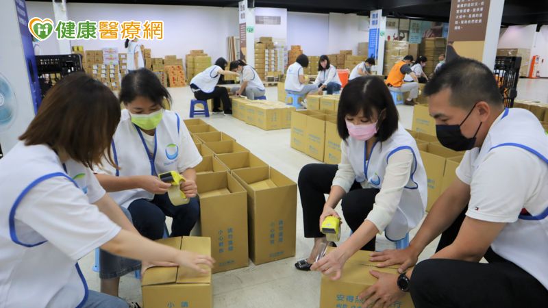 第一三共同仁協力完成235箱食物箱的包裝作業，每箱都滿載著第一三共的愛心與關懷。（圖／翻攝自健康醫療網）