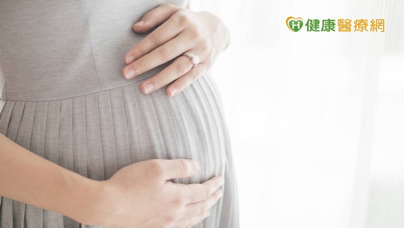 國民健康署呼籲，高齡孕婦對媽媽寶寶都可能帶來風險，國人應盡早規劃生育計畫，把握孕育下一代的最好時機！