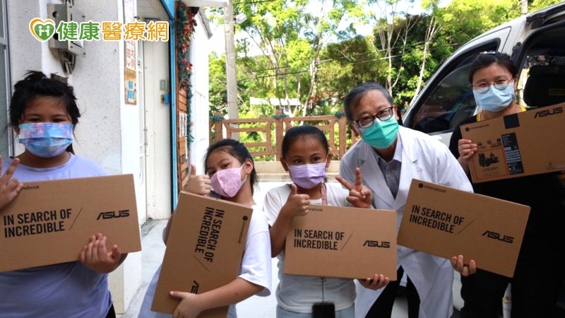 采鋐健康整合集團從2021年起捐贈筆電等數位電子設備，恆春基督教醫院院長黃健榮醫師為了讓偏鄉孩子盡快銜接學校線上學習，與同仁們兵分多路配送愛心筆電至課輔班，更親自教導孩子們使用筆電，用心致力於縮短城鄉教學差距。(照片由恆春基督教醫院提供)