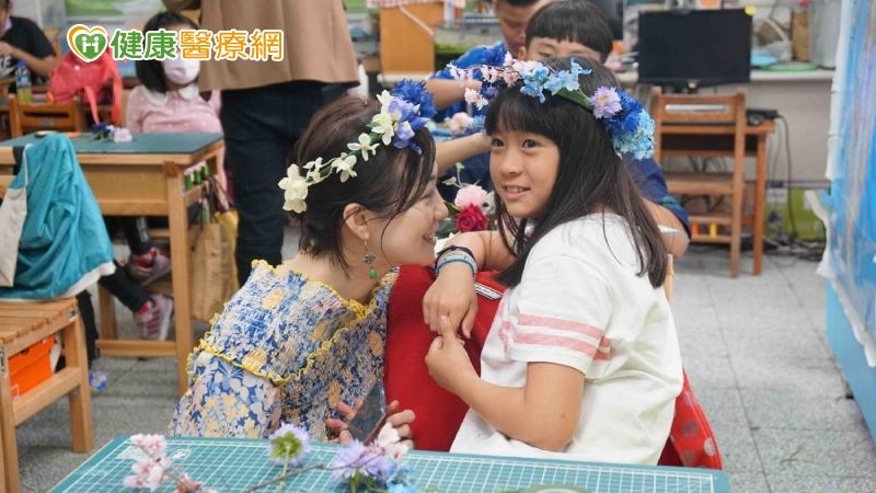 陳欣婷表示，「藝術能讓孩子們宣洩內心的事，從中關心他、更支持他，這是很重要的互動過程，把訊息釋放出來，才有機會獲得相對應的資源，幫助他們跳脫。」