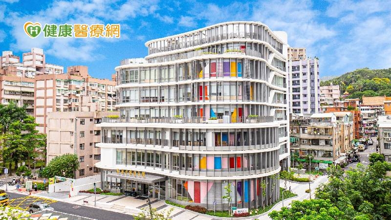 蔡萬才癌症大樓為地上7層，地下4層的玻璃帷幕建築，利用各癌症別的代表顏色拼湊出巨型的癌症絲帶，加上綠色植物點綴，整體建築活潑明亮。