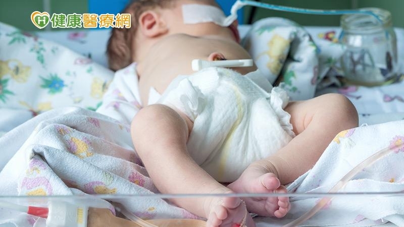 台中榮民總醫院提到，新冠病毒引起造成猛爆性心肌炎，通常相對好發在小於16歲的孩童及75歲以上的年長族群，且孩童確診新冠肺炎病毒造成的心肌炎，會比一般病毒心肌炎高約36倍左右（示意圖非本人）