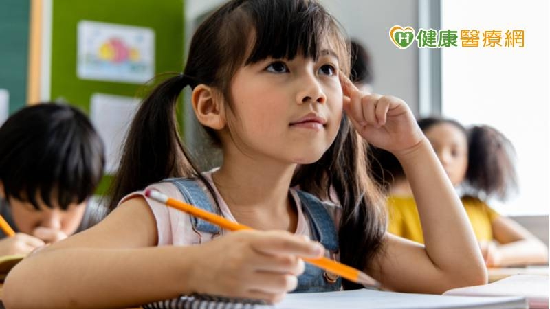 邱泓霖心理師建議，先完整聽完孩子描述他遇到的困境，不要聽到一些關鍵字，就太快帶入自己的理解。