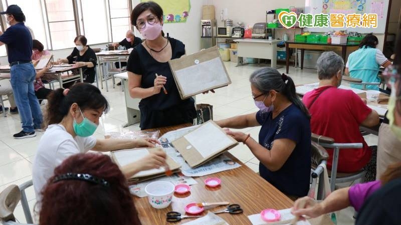 「不荖時光」是嘉義市第39家，同時也是嘉義市「最北邊」的社區照顧關懷據點暨巷弄長照站，隨著銀髮高齡人口逐年增加、平均年齡層亦趨高齡化，社區照顧關懷據點的完善規劃刻不容緩，促使長者步出家門多和社區互動，也能增加生活目標與幸福感。