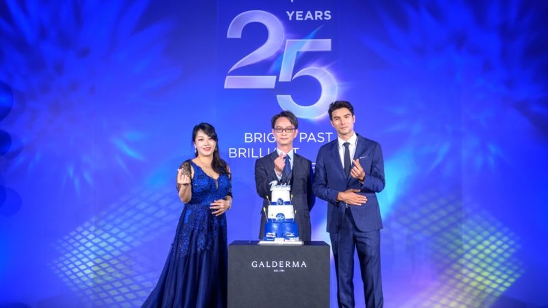 藥廠總經理Brian與醫療專業人士及貴賓共同為25周年慶生，知名男星也以產品代言人身分，霸氣向所有女人告白：「要不要做我的女神？」