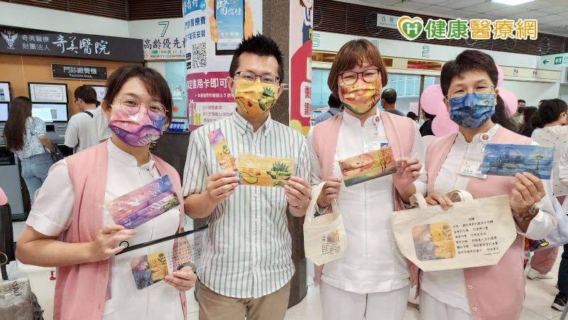 護理長陳淑娟(左起)、老師洪培修、9A病房護理長楊禮謙及護理部督導黃秋綿，利用春夏秋冬四季流轉的元素，融合在這次的義賣品(口罩、帆布袋、書籤)中