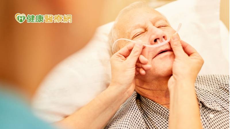 胡睿涵護理長建議，每日需使用開水或生理食鹽水沾濕棉棒清潔鼻腔內側及鼻尖、兩側鼻翼處，並更換固定鼻胃管上的膠布。