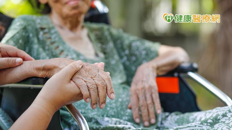 失智個案管理分流新制若上路，失智者不能同時使用「長照服務」及「共照服務」。