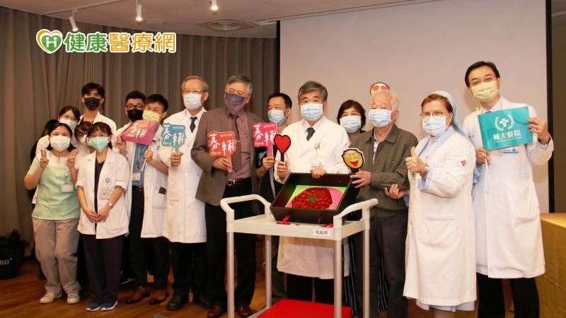 執行氣切後，透過肢體復健（物理治療、職能治療）、肺部復健（呼吸訓練、氧療）等治療方式，讓歐先生的病況逐漸穩定，終於脫離呼吸器轉出普通病房。