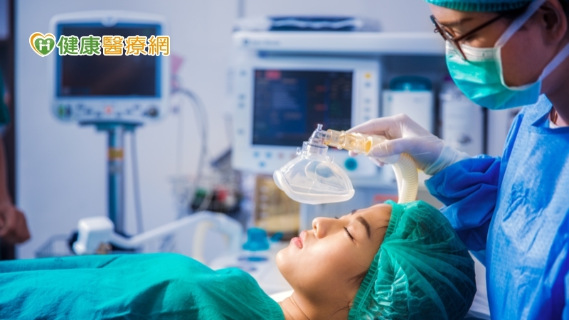 疼痛有分輕、中、重度之分，輕度疼痛可由術後口服藥物緩解，中重度疼痛則需要麻醉醫師介入，若擔心手術後疼痛情形，請告知照顧您的醫護人員與麻醉科團隊，提供止痛相關協助與資源。