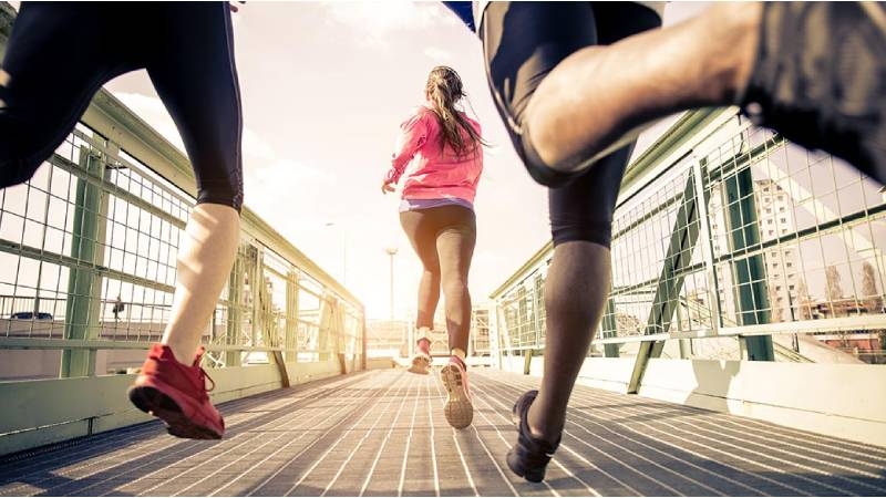 到底是什麼原因讓年輕人不愛運動？很多種原因。包括團體運動已經不吸引年輕人，還有團體運動的高成本、須要花長時間練習，還有高度競爭的環境。