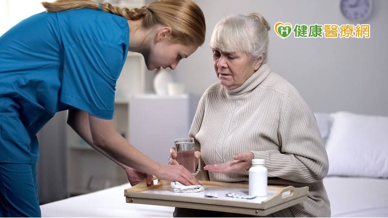 在曹汶龍醫師的積極推動下，為失智症病友及家屬們成立「病友會」及「家屬支持團體」，由醫師、護理人員、營養師、物理治療師、社工、志工等醫療團隊成員提供多元的服務，讓家屬能交流照護經驗、相互扶持，在照顧路上不孤單。