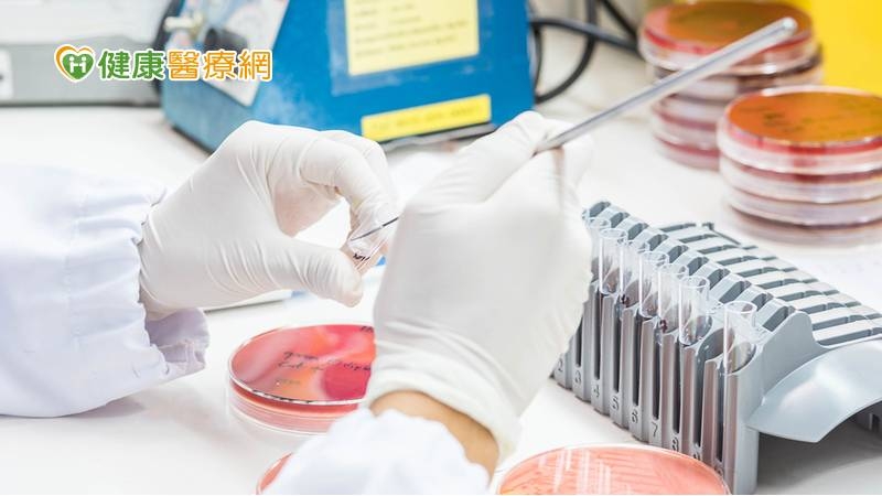 「微生物檢驗智能系統」最大特色在於檢體接種自動化、連續性影像系統觀察培養，以及全自動藥物敏感性菌液調配功能，可大幅縮短整體試驗時間，以及時提供臨床醫師用藥參考，爭取治療黃金時間。