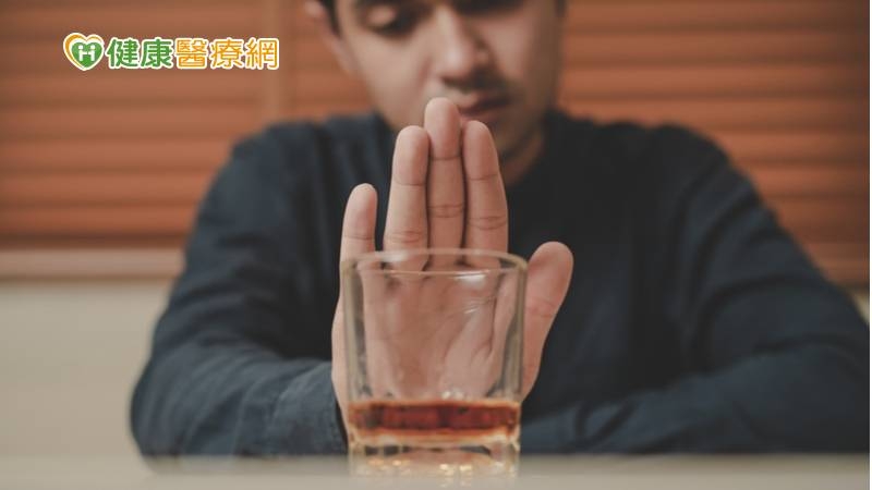衛生福利部呼籲，酗酒成癮對身心健康及生活與家庭功能影響甚鉅，民眾可利用「酒精使用疾患確認檢測（AUDIT）」自我檢測