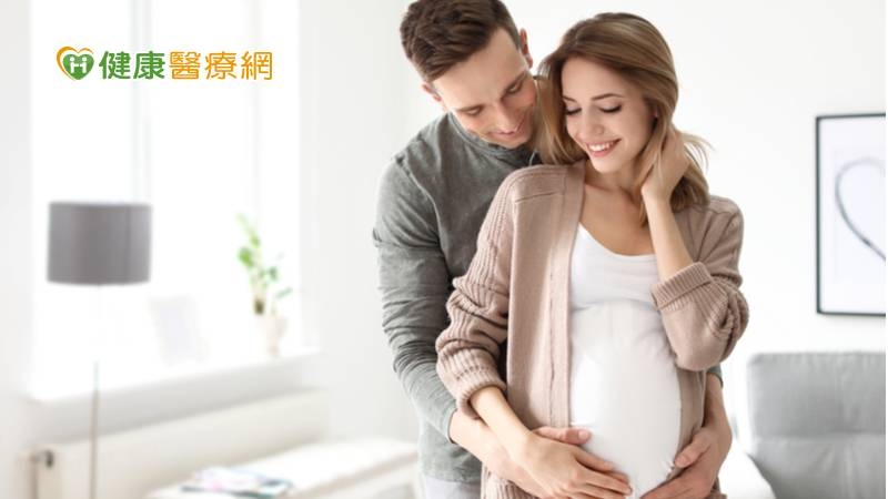 國民健康署於今（111）年8月推出首部準爸爸專屬的「爸爸孕產育兒衛教手冊」，提供準爸爸們在孕期照護及育兒上的知識及技巧，讓準爸爸共同參與生兒育女的人生大事。