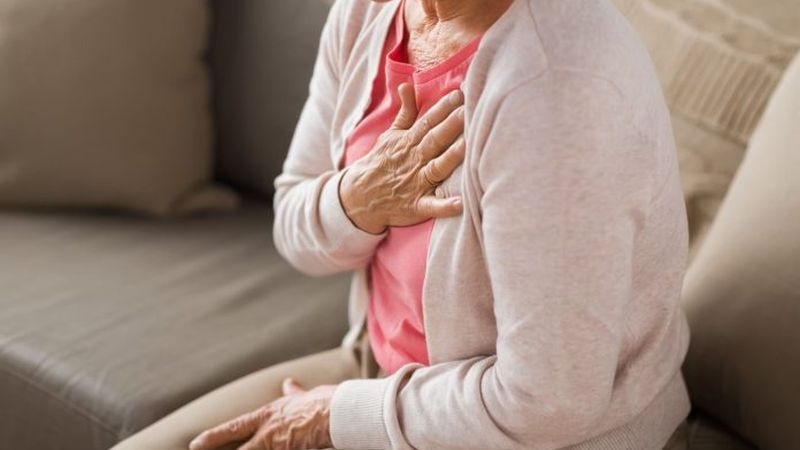 血管痙攣臨床症狀如胸口劇痛、喘不過氣等，和典型心肌梗塞症狀相似，又好發在夜間或清晨。(門諾醫院提供)