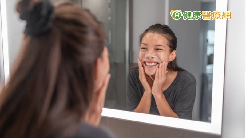 若皮膚屬於粉刺肌、痘痘肌，卸粧時可改用含油量較低的卸粧乳、卸粧水、卸粧液等產品。