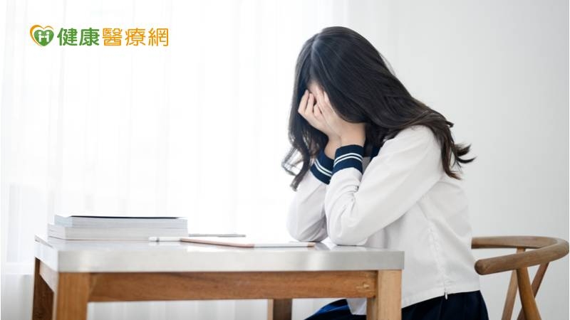 葉雅馨主任提醒，父母應好好檢視與孩子的關係，成為青少年信賴的對象，鼓勵青少年善用專業資源與開口求助