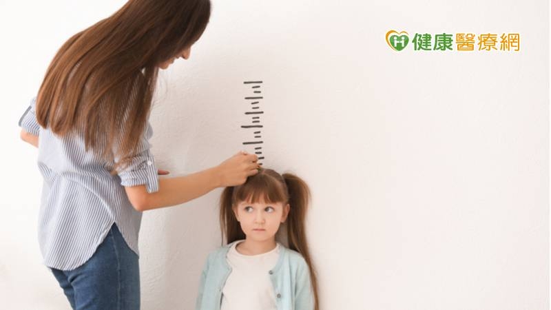 許多家長會帶孩子到生長門診評估，希望注射生長激素長高，但謝秀盈醫師提到，該門診會評估孩子的成長曲線，真的落後才會安排抽血、照骨齡等檢查，且臨床上抽血異常的比例相當少，長不高多是生活作息不良所致。