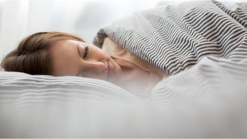 最常聽到的睡眠建議通常是要大家每晚睡足8小時，但實際上，床墊研究公司Sleepopolis臨床心理學家和睡眠健康主任Shelby Harris表示，每個人需要的睡眠時數並不一樣，大致是7至9小時，有些人甚至只需要6小時。