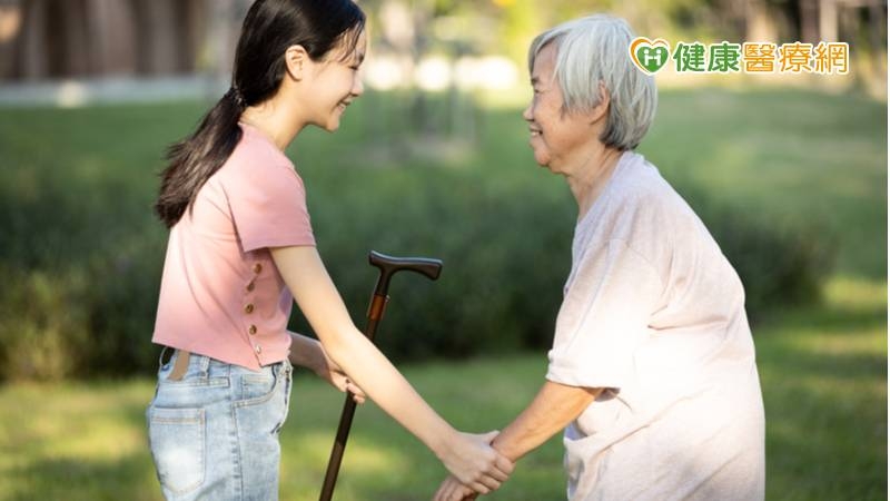 嘗試在日常生活中實踐善舉的人，打從內心給予幫忙，像是幫助焦頭爛額的同事買杯咖啡、倒杯水、公益捐款等，從關心的角度就不會有過多的期待，且量力而為