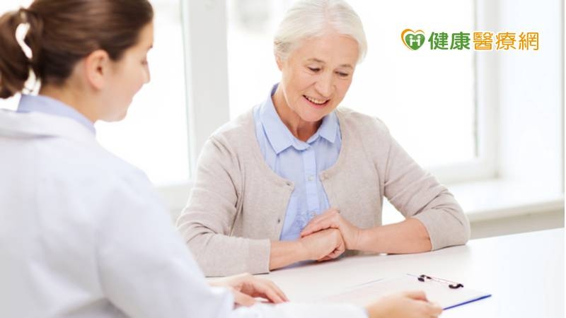 亞東醫院秉持推動高齡友善不遺餘力的精神與照護經驗，打破年齡的照護框架與非老年失能者的需求，結合「全齡照護」與增進生活功能復原的「復能」概念