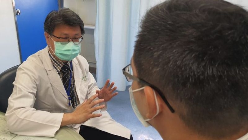 醫師巫奕儒表示，微創腹腔鏡手術可以解決疝氣困擾。 （中華新聞雲記者黃俊昇翻攝）