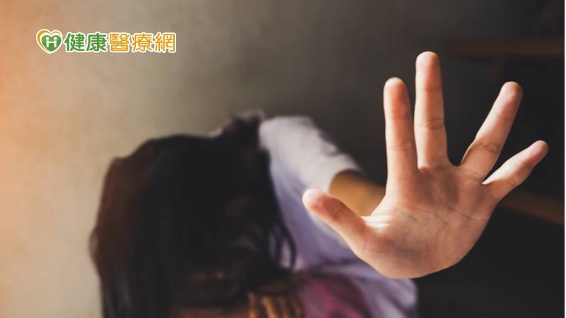 性侵害對兒童造成的非僅是生理上的哭鬧、尿床，以及心理上的憂鬱、愧疚感，更可能危及長期的身心健康與人格發展。