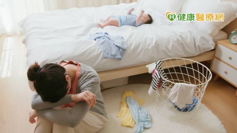 蔡佳倫醫師表示，「周產期憂鬱症」需尋求精神科醫師評估，後續需接受心理或藥物治療，或是兩者同時介入，並且需要周遭家人和職場的支持。