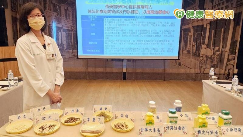 奇美醫學中心中醫部婦兒科主任王瑜婷表示：肺癌治療過程中不適或效果不佳，搭配中醫針藥治療可有加乘作用