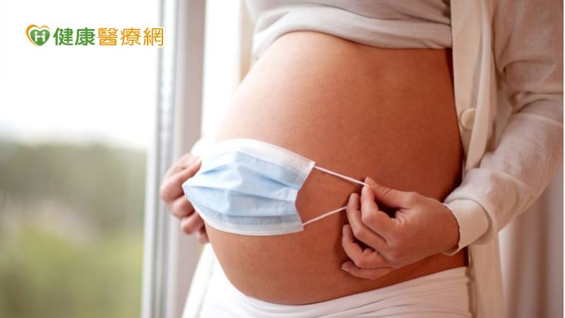 李宇正醫師指出，通常防疫人員常常只考慮專責病房有病床，留給產婦病床，卻忘了新生兒科或小兒加護病房有無照顧病床，如果沒有預留又碰上嬰兒出生狀況不穩定會很危險，建議醫療量能調配必須同步考慮染疫產婦的新生兒病房需求。