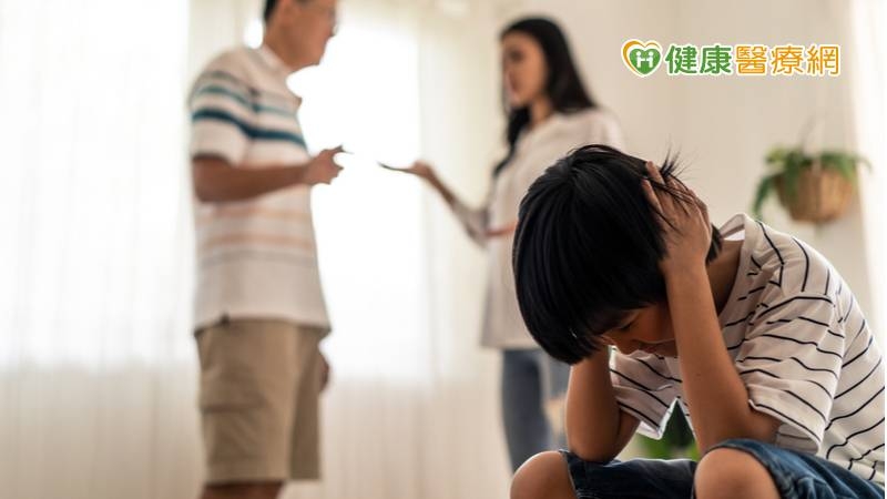 鄭怡君醫師分享，拒學原因可能來自個人、學校和家庭等因素，需要家庭、學校和醫院三方合力，但家庭因素最容易被忽略；若藥物及心理治療雙管齊下後，仍無改善，家庭治療應列入考慮。